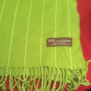 Elegant Green Cashmere Scarf
